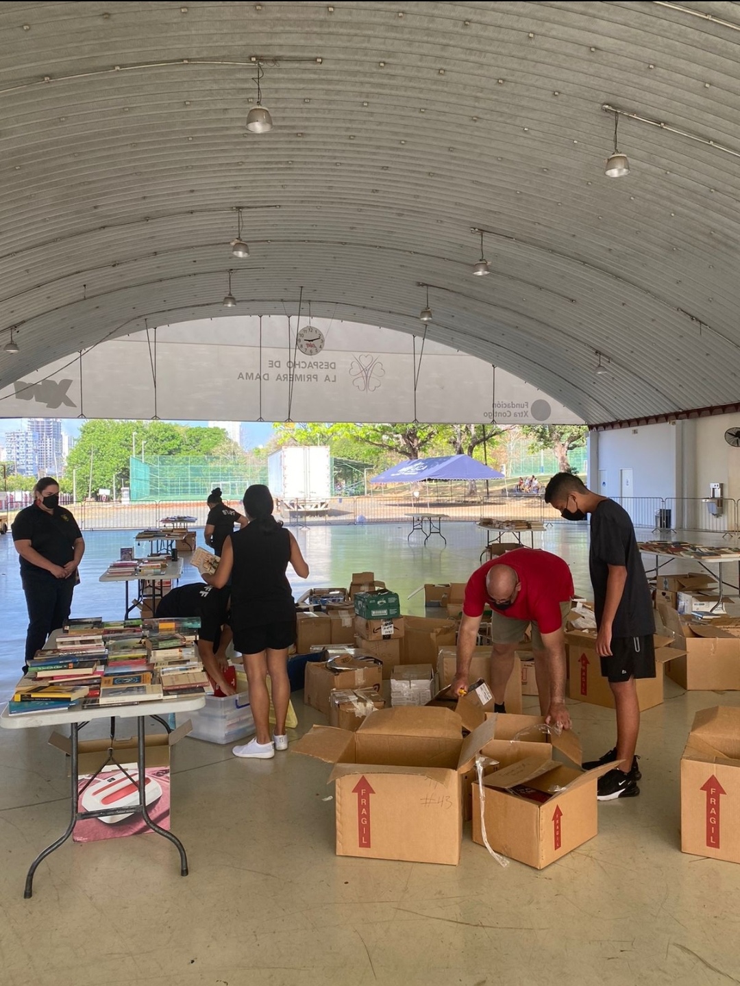 Comunidad empacando libros